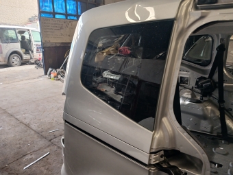 Ford Courier Sağ Arka Kelebek Cam Çıkma